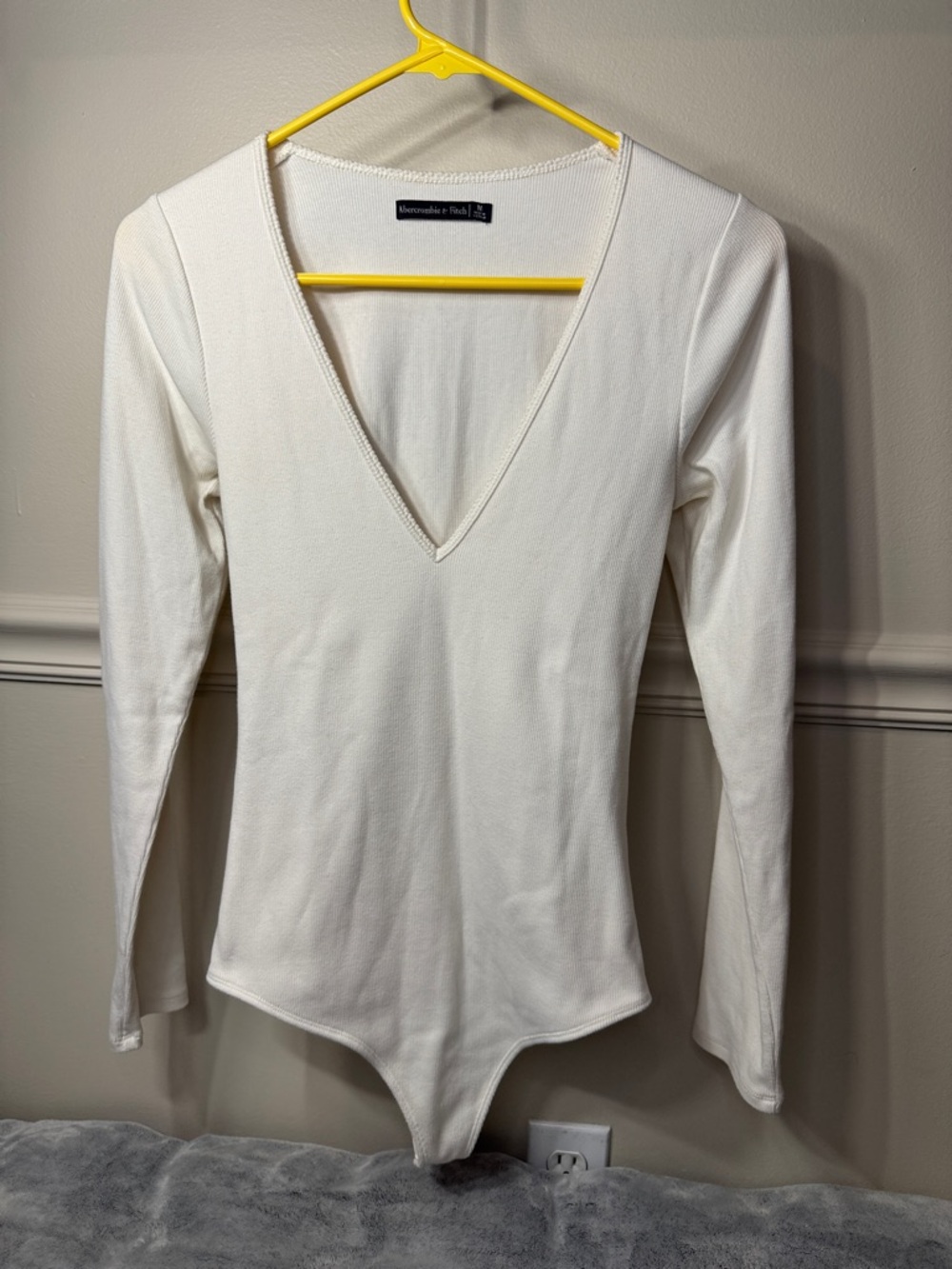 Abercrombie & Fitch Cream V-Neck Ribbed Bodysuit - Medium - NWOT